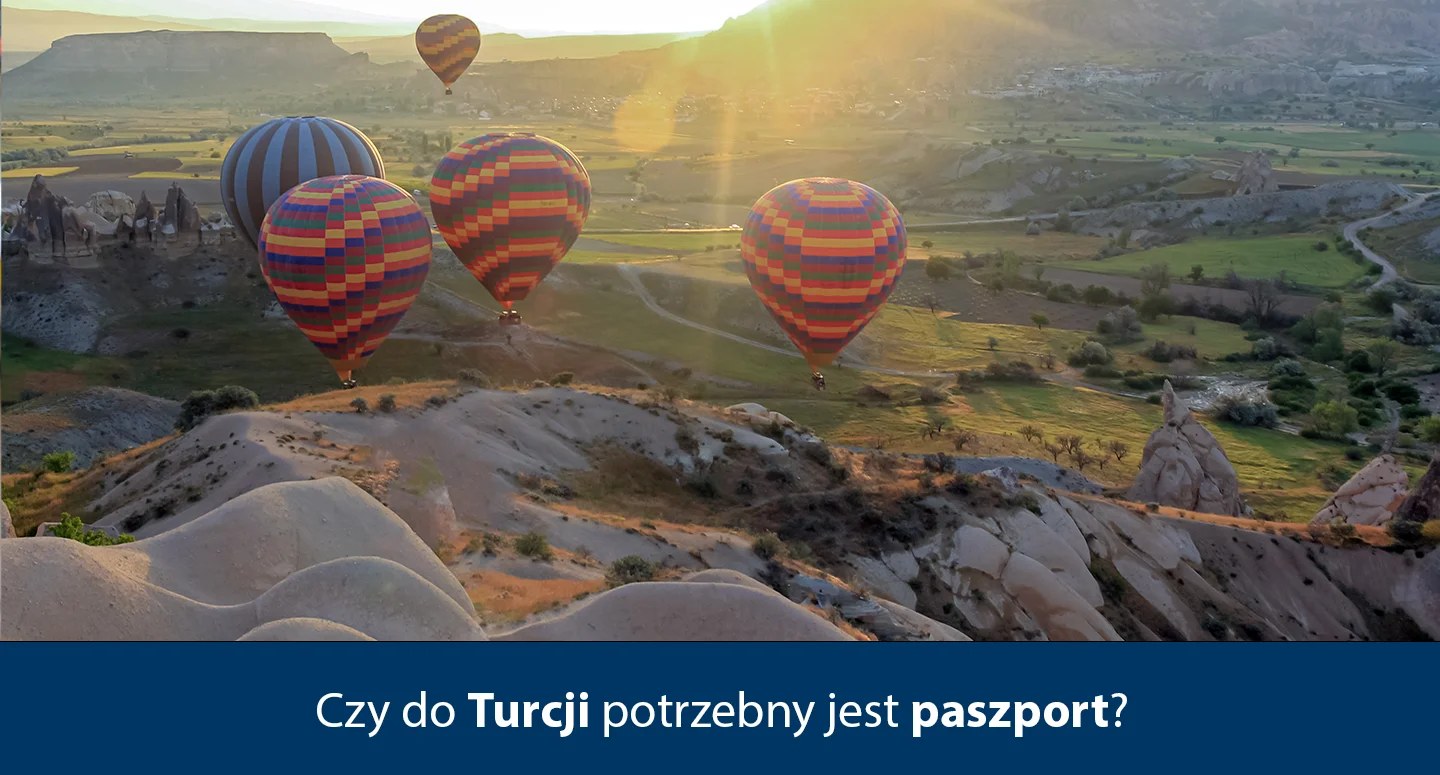 Turcja jest krajem, który od dawna cieszy się dużą popularnością wśród polskich turystów. Wiele osób przed wyjazdem zastanawia się jakie dokumenty będą niezbędne, by przekroczyć granice państwa. Jakie dokumenty powinien mieć każdy, kto chce odwiedzić ten kraj? Czy do Turcji potrzebny jest paszport? Od 2020 roku Turcja jest państwem, które pozwala na wjazd turystyczny do swojego kraju bez posiadania wiz. Trzeba jednak pamiętać, że dotyczy to wyłącznie osób, które planują pobyt nie dłuższy niż 90 dni w okresie 180 dni. Wybierając się do Turcji, koniecznie trzeba mieć przy sobie paszport oraz dokument tożsamości. Dodatkowo trzeba pamiętać, że paszport musi być ważny co najmniej 60 dni dłużej niż planowany czas pobytu. Zawsze warto mieć zrobioną kserokopię pierwszej strony dokumentów. Taka przezorność może okazać się bardzo pomocna w kryzysowej sytuacji, jaką może okazać się zagubienie dokumentu. Kiedy w Turcji potrzebna będzie wiza? Osoby, które wyjeżdżają w celach turystycznych, nie muszą martwić się wyrabianiem kolejnego dokumentu jakim jest wiza. Trzeba jednak pamiętać, że te osoby, które jadą w poszukiwaniu pracy lub marzą, by rozpocząć naukę w Turcji, muszą posiadać wizę. Wizę do Turcji można wyrobić w placówkach dyplomatycznych Republiki Turcji, które znajdują się na terenie Polski. Istnieje również możliwość posługiwania się w trakcie wyjazdu wizą elektroniczną, którą znacznie łatwiej uzyskać i jest bardziej praktyczna. Jak wyrobić wizę elektroniczną? Wiza elektroniczna jest alternatywnym dokumentem, który można wykorzystywać zamiast wiz wydawanych w placówkach dyplomatycznych i na przejściach granicznych. Warto zwrócić uwagę, że można z niej korzystać mając ją w swoim smartfonie czy tablecie. Nie trzeba mieć jej w formie papierowej, aczkolwiek ta wersja może przydać się w razie awarii systemu. Wiza elektroniczna jest bardzo łatwa do wyrobienia. Siedząc w domu, we własnym fotelu można złożyć wniosek. Płatności można dokonać za pomocą karty debetowej lub kredytowej. Po kilkunastu minutach otrzymujemy wizę elektroniczną. Wiza elektroniczna jest wyjątkowo łatwym i praktycznym rozwiązaniem dla turystów. Jej zaletą jest to, że nie da się jej zgubić, czego często obawiają się turyści. Wiza elektroniczna przypisana jest do paszportu. W krajach zachodnich podróżowanie z dokumentami elektronicznymi jest już standardem i nikogo nie dziwi. Podróżowanie jest łatwe i przyjemne.
